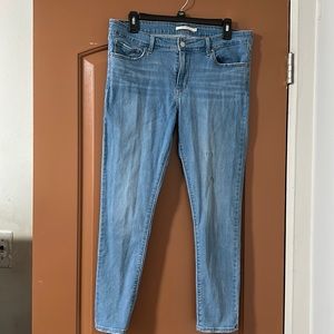 Women  Levi 711 light wash ankle jeans